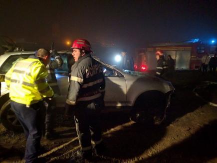 Pompieri şi scafandri din două judeţe caută, de două zile, trupul unui bărbat care s-a răsturnat cu maşina în apă lângă Aleşd (FOTO)