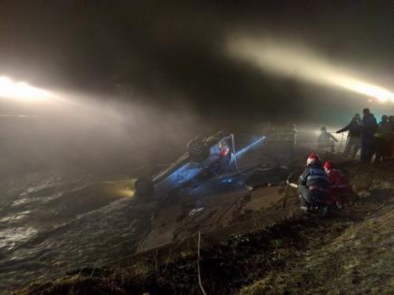 Pompieri şi scafandri din două judeţe caută, de două zile, trupul unui bărbat care s-a răsturnat cu maşina în apă lângă Aleşd (FOTO)