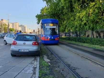 Neatenția unui șofer a blocat circulația tramvaielor în Parcul 1 Decembrie din Oradea (FOTO)