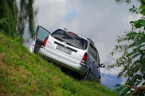 Incident în Oradea: O maşină a ajuns în Criş lângă Podul Centenarului (FOTO)