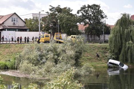 Incident în Oradea: O maşină a ajuns în Criş lângă Podul Centenarului (FOTO)