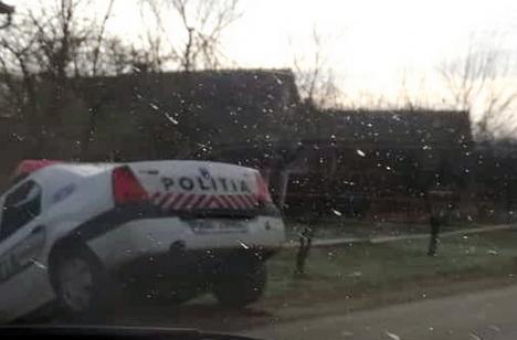 Maşina Poliţiei a ajuns în şanţ la Buduslău