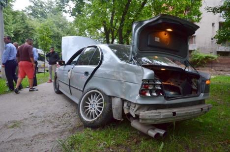 Accident lângă Parcul Bălcescu: Un BMW a ieşit de pe şosea, s-a lovit de un copac şi s-a oprit pe o alee (FOTO)
