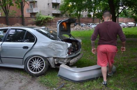 Accident lângă Parcul Bălcescu: Un BMW a ieşit de pe şosea, s-a lovit de un copac şi s-a oprit pe o alee (FOTO)