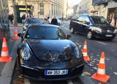 Parchezi neregulamentar? O maşină în valoare de 150.000 de euro, Porsche Carrera S, a fost detonată în centrul Parisului
