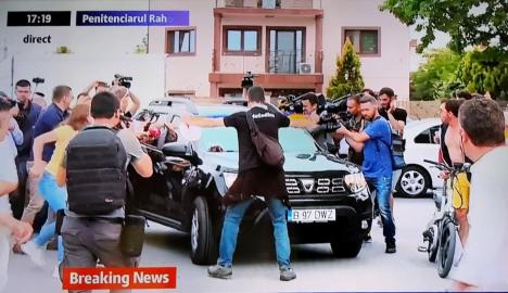 'Cu Dragnea la puşcărie!': Liderul PSD a ajuns la Penitenciarul Rahova, printre huiduieli. Pe maşină i-a fost aruncată hârtie igienică (VIDEO)