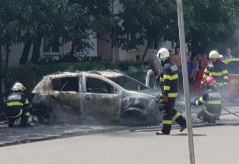 O mașină a ars complet într-o parcare din Oradea (FOTO / VIDEO)