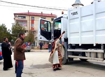 Ce mai sfinţesc românii: Slujbă de binecuvântare pentru noua maşină de gunoi dintr-o localitate din Constanţa