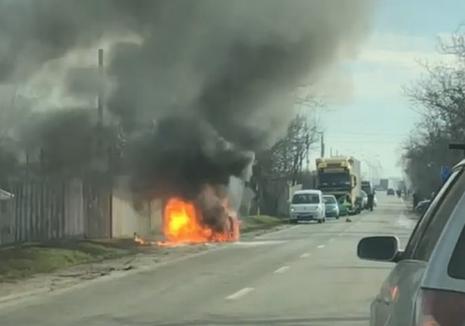 Mașină în flăcări la Sântandrei: Un Mercedes s-a făcut scrum după un scurtcircuit (FOTO)