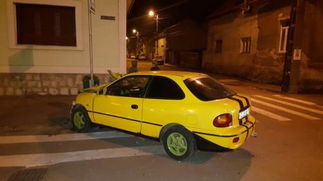 Accident cu surprize pe strada Seleuşului: proprietarul unei maşini făcute praf într-o intersecţie s-a ales cu dosar penal pentru că... nu are permis (FOTO)