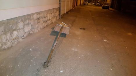 Accident cu surprize pe strada Seleuşului: proprietarul unei maşini făcute praf într-o intersecţie s-a ales cu dosar penal pentru că... nu are permis (FOTO)