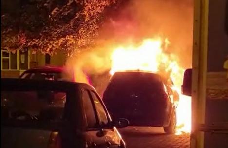 Maşină incendiată pe o stradă din Oradea, în miez de noapte (VIDEO)