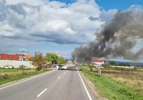 O maşină a luat foc pe DN 1, la intrare în Tileagd  