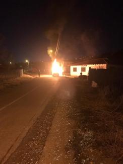A ars ca o torţă! O maşină a luat foc în mers pe strada Făcliei din Oradea (FOTO / VIDEO)