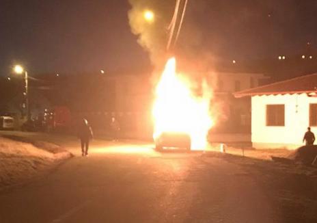 A ars ca o torţă! O maşină a luat foc în mers pe strada Făcliei din Oradea (FOTO / VIDEO)