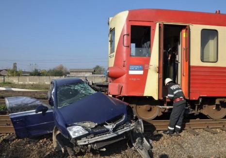Accident la Salonta: O maşină a fost izbită de trenul personal Oradea-Holod