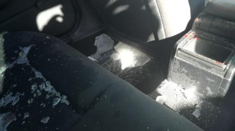 Accident în Tileagd: Un şofer a ajuns la spital, după ce gheaţa căzută de pe un TIR i-a spart parbrizul şi l-a lovit în cap (FOTO)