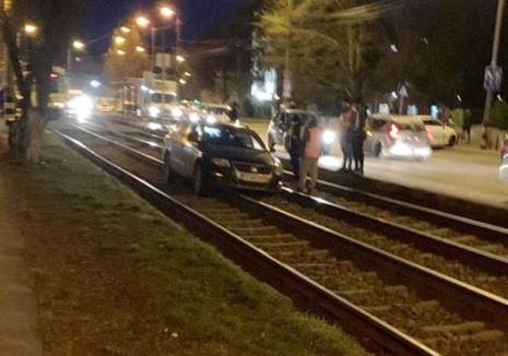 Circulaţia tramvaielor în Oradea, blocată din nou de o maşină care a ajuns pe liniile de tramvai în zona Olosig
