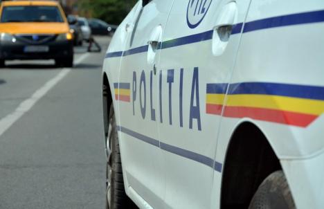 Urmărire pe DN 19B: Un bihorean care conducea fără permis i-a ignorat pe poliţişti, a ieşit cu maşina în decor şi a luat-o la fugă