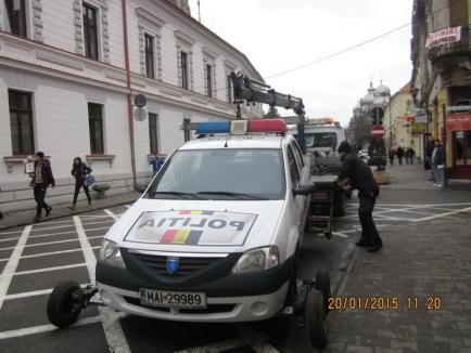 Maşină de Poliţie, ridicată, după ce şoferul a parcat pe interzis (FOTO)