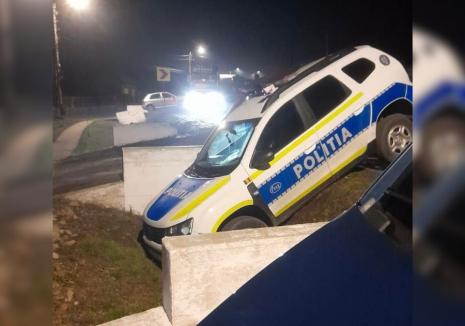 Un polițist a „aterizat” cu autospeciala în șanț, la intervenția de la accidentul mortal de la Gepiu