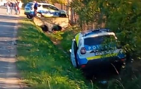 Accident cu 3 mașini în Sudrigiu: O autospecială a Poliției Bihor a ajuns în șanț, iar un polițist a fost rănit. Vezi în ce condiții! (FOTO/VIDEO)