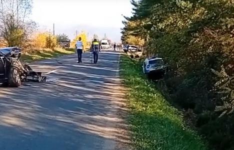 Accident cu 3 mașini în Sudrigiu: O autospecială a Poliției Bihor a ajuns în șanț, iar un polițist a fost rănit. Vezi în ce condiții! (FOTO/VIDEO)