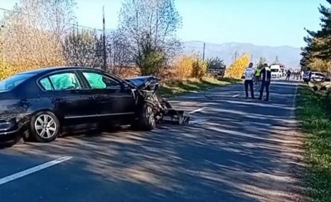 Accident cu 3 mașini în Sudrigiu: O autospecială a Poliției Bihor a ajuns în șanț, iar un polițist a fost rănit. Vezi în ce condiții! (FOTO/VIDEO)