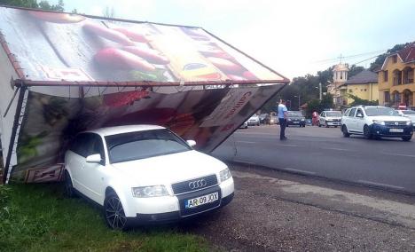 Din cauza furtunii, o prismă publicitară a căzut peste un Audi în Băile Felix (FOTO)