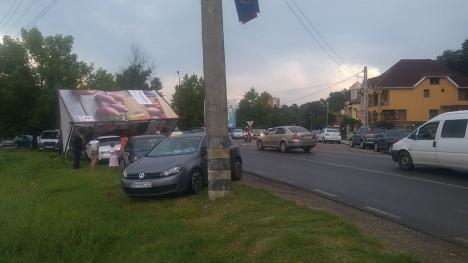 Din cauza furtunii, o prismă publicitară a căzut peste un Audi în Băile Felix (FOTO)