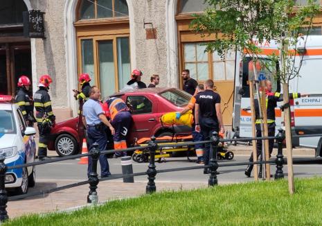 FOTO: Mașină răsturnată în centrul Oradiei! Un Logan a fost doborât de un... bolard