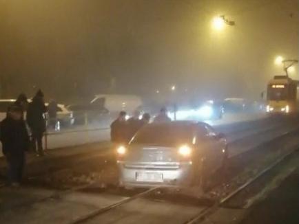 Tramvaie blocate în Oradea din cauza unei maşini care a 'aterizat' pe şine (VIDEO)