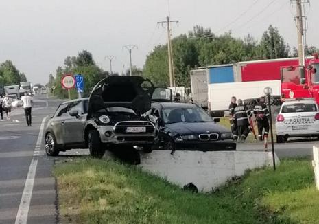 Un BMW și un Mini Cooper s-au lovit pe DN 79, lângă Salonta. Poliţia Bihor: ambii şoferi sunt vinovaţi