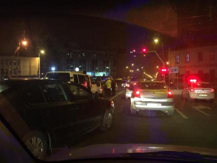 Accident cu fugă în centrul oraşului: Şoferul vinovat a fost urmărit şi blocat în trafic (FOTO)