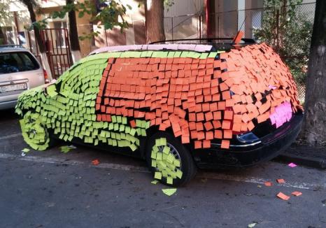 Declaraţie de dragoste sau pedeapsă? O maşină parcată neregulamentar în Oradea a fost „îngropată” peste noapte în sute de post-it-uri colorate
