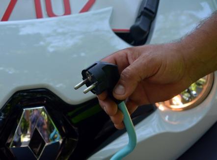 Şoferii care au deja un autovehicul vor putea şi ei să îşi cumpere o maşină electrică prin programul 'Prima maşină'