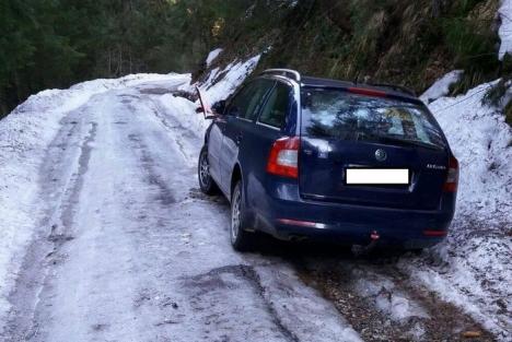 Deszăpezire la final de martie: Un şofer a rămas împotmolit cu maşina pe drumul dintre Stâna de Vale şi Remeţi