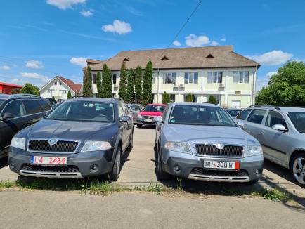 Parcare sub ocupație: Parcarea din fața sediului APIA Bihor a devenit expoziție a geambașilor de mașini (FOTO)