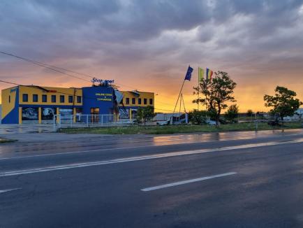 Distrugeri și la Aeroportul din Oradea: 16 mașini din parcare au fost avariate, un BMW nici n-a mai putut porni de pe loc (FOTO/VIDEO)
