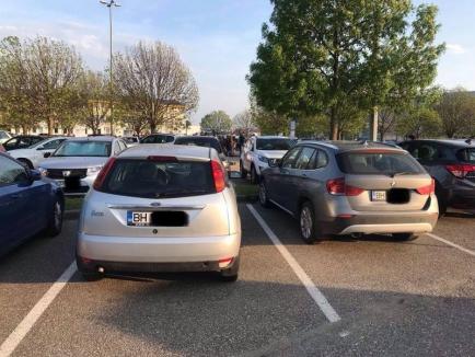 Viceprimarul Oradiei, Florin Birta, arată că parcarea Aeroportului Debreţin e plină cu maşini cu numere de Bihor (FOTO)