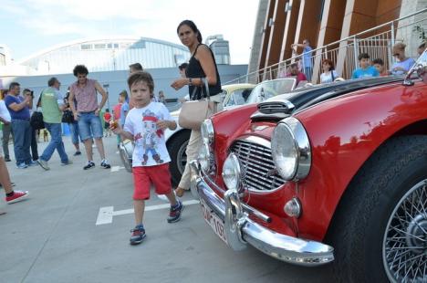 Raliul maşinilor de epocă: Frumuseţi rare pe patru roţi au ajuns în Oradea (FOTO/VIDEO)
