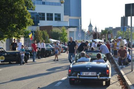 Raliul maşinilor de epocă: Frumuseţi rare pe patru roţi au ajuns în Oradea (FOTO/VIDEO)