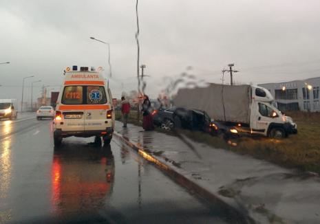 Accident pe Centură: Două maşini au ajuns în şanţ pe strada Ogorului