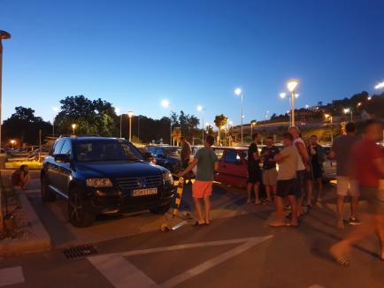 Revoltă în parcarea aquaparkului Nymphaea din Oradea: Zeci de oameni s-au trezit cu maşinile pulverizate cu vopsea! (FOTO / VIDEO)