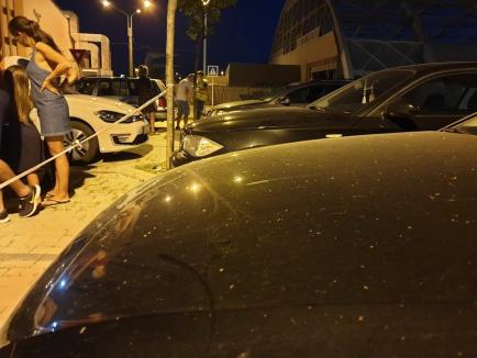 Revoltă în parcarea aquaparkului Nymphaea din Oradea: Zeci de oameni s-au trezit cu maşinile pulverizate cu vopsea! (FOTO / VIDEO)