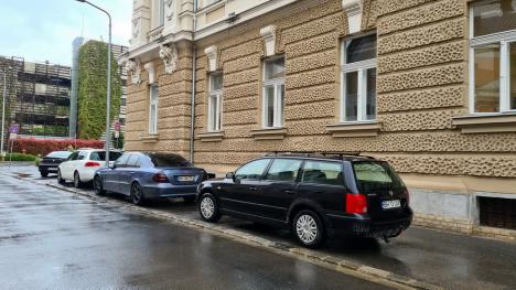 Trotuar parazitat: Lângă Palatul de Justiție din Oradea, șmecherii parchează cum vor (FOTO)