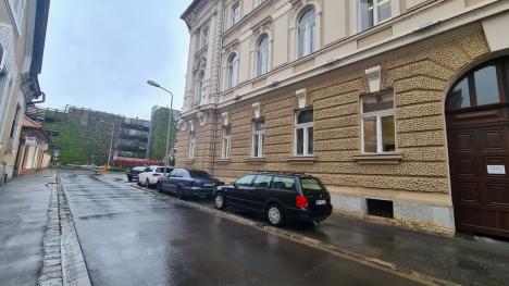Trotuar parazitat: Lângă Palatul de Justiție din Oradea, șmecherii parchează cum vor (FOTO)