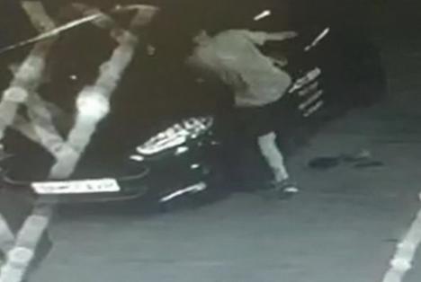 Cinci mașini, vandalizate în Oradea! Beat criță și furios, un tânăr le-a lovit și a dat cu pietre în ele (FOTO / VIDEO)