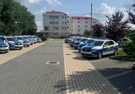 Încă 36 de maşini de Poliţie noi au ajuns în Bihor. Toate au separator metalic şi sistem de monitorizare în interior (FOTO)