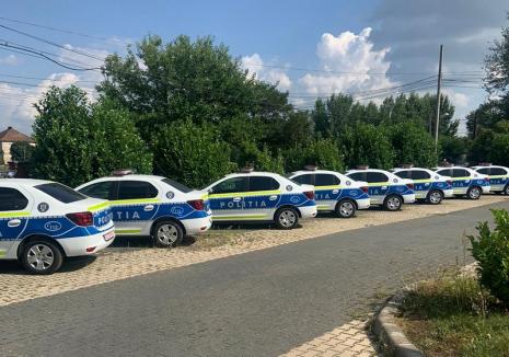 Încă 36 de maşini de Poliţie noi au ajuns în Bihor. Toate au separator metalic şi sistem de monitorizare în interior (FOTO)